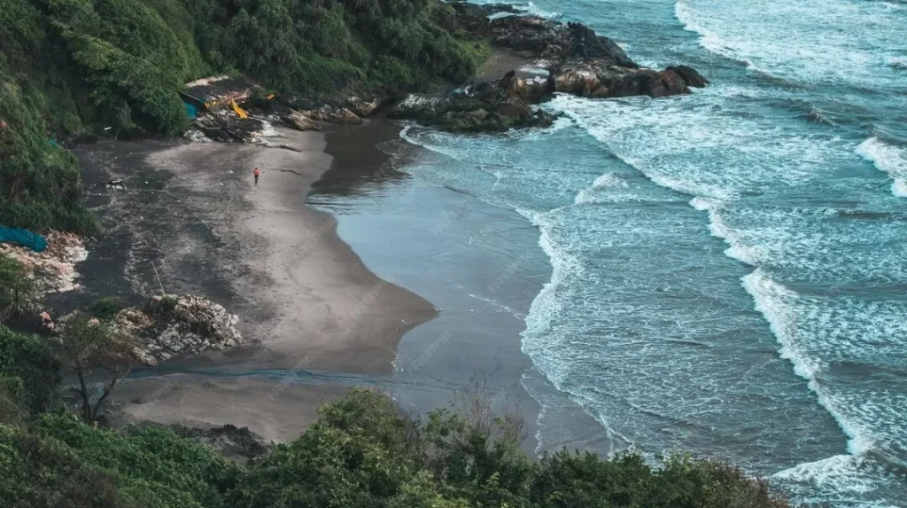 Pantai Papuma dan Aktivitas Surfing